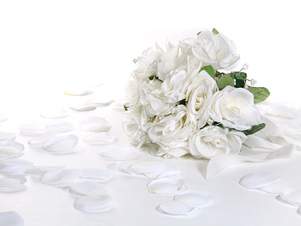 白いバラの花びら、花束